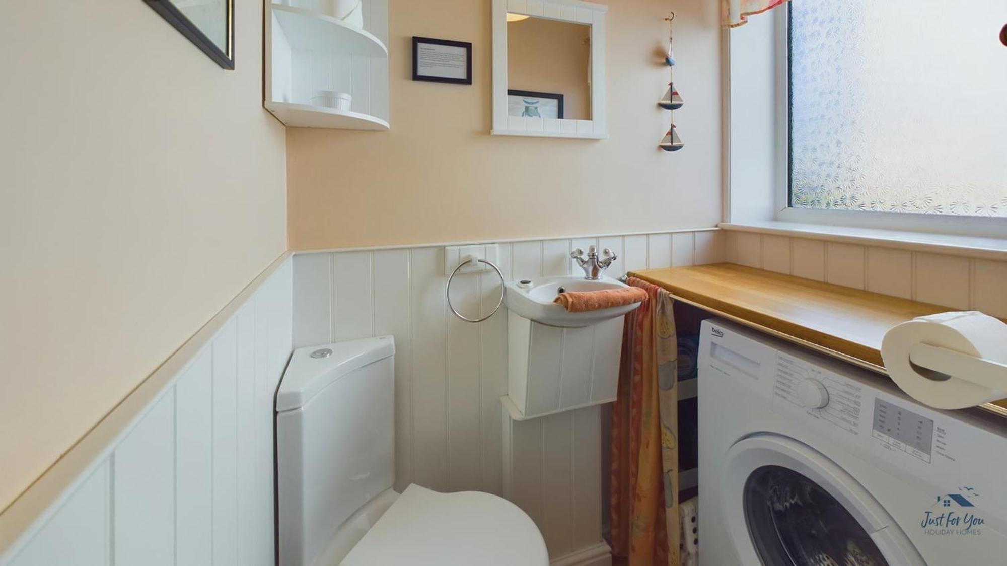 Anchor Down The Perfect Seaside Retreat Sleeps 4 2 Mins Holiday home *