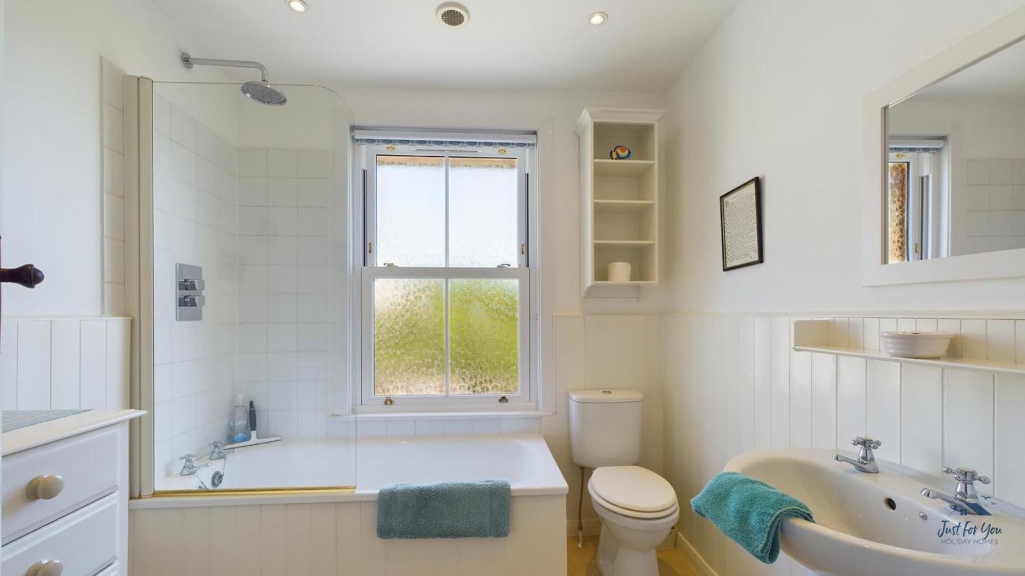 Anchor Down The Perfect Seaside Retreat Sleeps 4 2 Mins Holiday home Ryde (Isle of Wight)